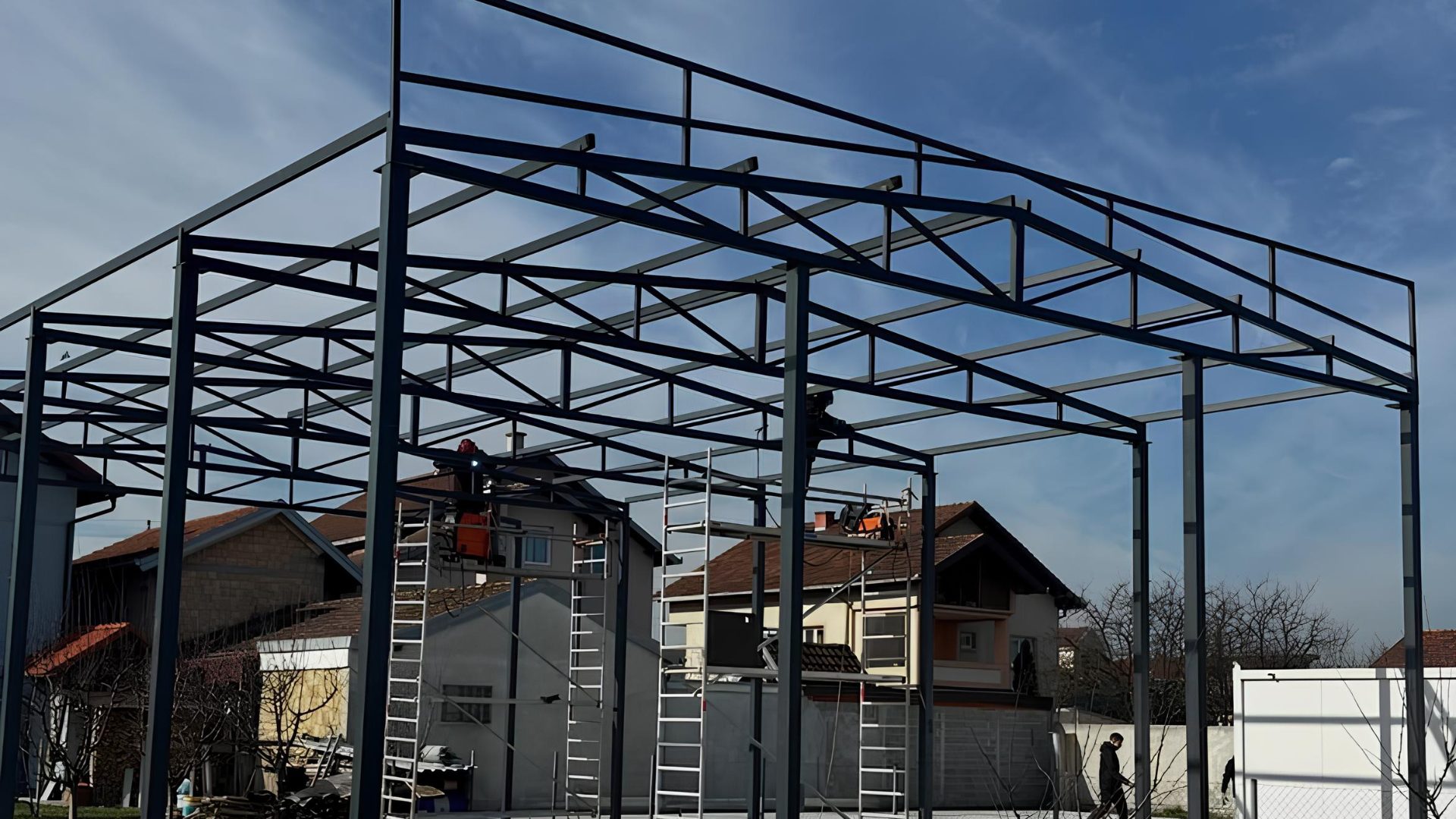 Skelet čelične hale u izradi, montaža krovnih rešetki