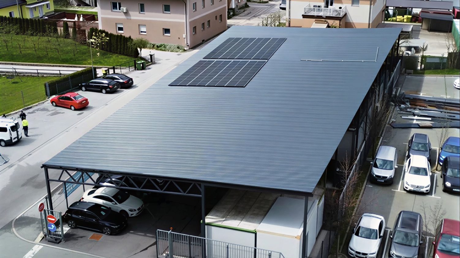 Čelična nadstrešnica sa solarnim panelima, pogled iz vazduha