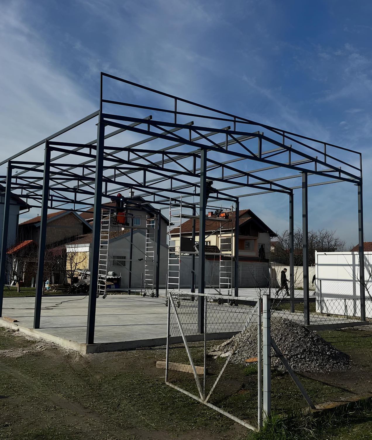 Čelični skelet hale u fazi montaže, pogled odozdo ka krovnim rešetkama